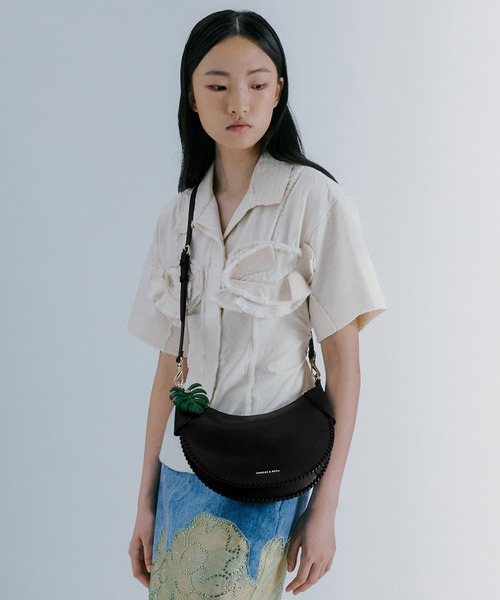 追跡★Charles&Keith Blume チャーム付き ホーボーバッグ CHARLES ＆ KEITH ショルダーバッグ バッグ Blume ブリュム