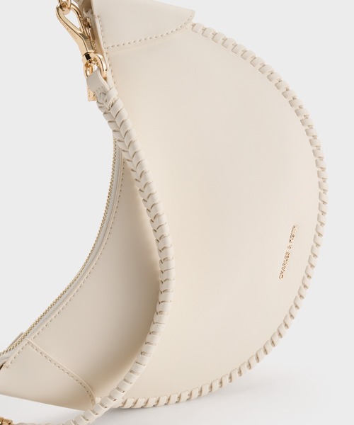 追跡★Charles&Keith Blume チャーム付き ホーボーバッグ CHARLES ＆ KEITH ショルダーバッグ バッグ Blume ブリュム
