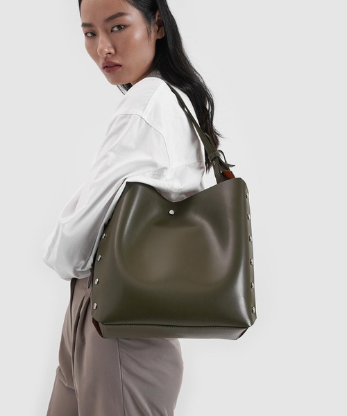 CHARLES &amp; KEITH スタッズトラペーズ ショルダーバッグ セール】スタッズトラペーズ ショルダーバッグ / Studded Trapeze