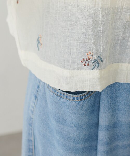 ブラウス シャツ 「WEB限定」刺繍シアークロップドシャツ レディースの画像