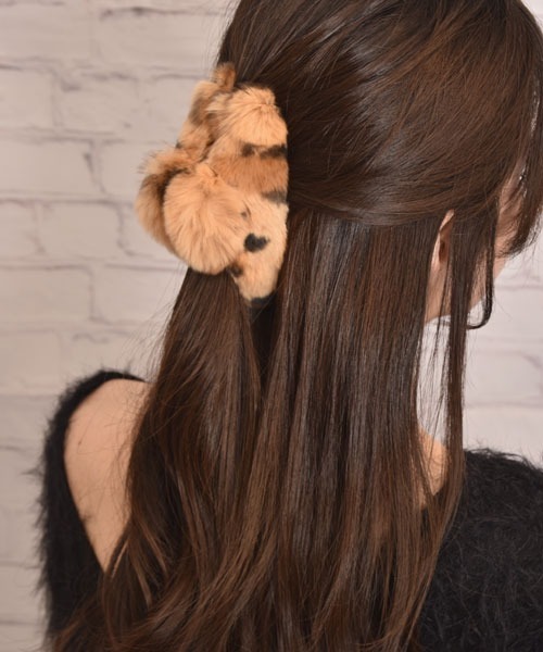 ファー付きブラウンヘアクリップ Mayree ヘアクリップ 「float」ふわふわ ファー アニマル柄 バンス