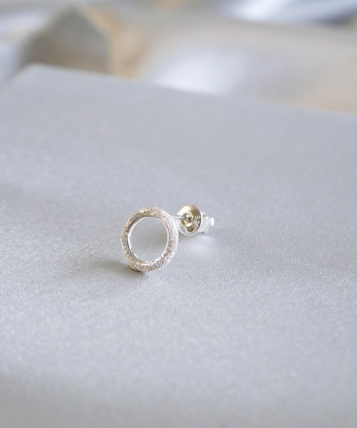 e.m.シルバーパールフープピアス*イーエム片耳用 e.m.（イーエム）の「SILVER925ブラックパールフープピアス/レディース