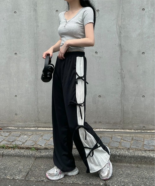 プリーツプリーズ　グレー ストレートパンツ スリット入り プリーツプリーズPLEATS PLEASE プリーツストレートパンツ