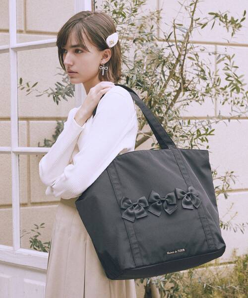 メゾンドフルール　キャリーオンバッグ　トートバッグ　黒　リボン　大きめ　旅行遠征 Maison de FLEUR（メゾンドフルール） トートバッグ 撥水加工リボン