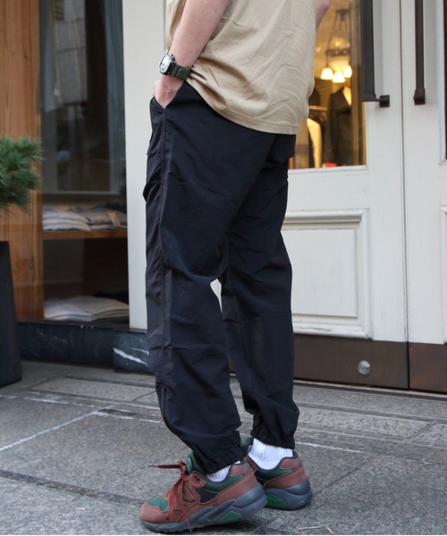 グラミチ パッカブルトラックパンツ ナイロンパンツ 黒 Ｌサイズ グラミチのアウトドアにもイケちゃうハイスペックな1着