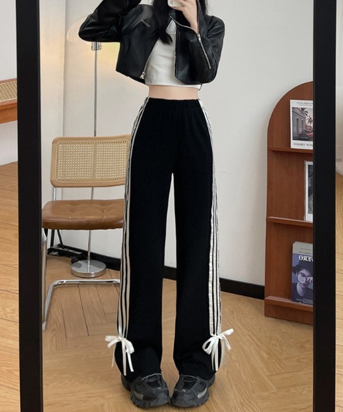 スウェットパンツです。ウエストに黒のリボンが付いています。 サイドカットリボンスウェットパンツ｜INGNI(イング) 公式通販