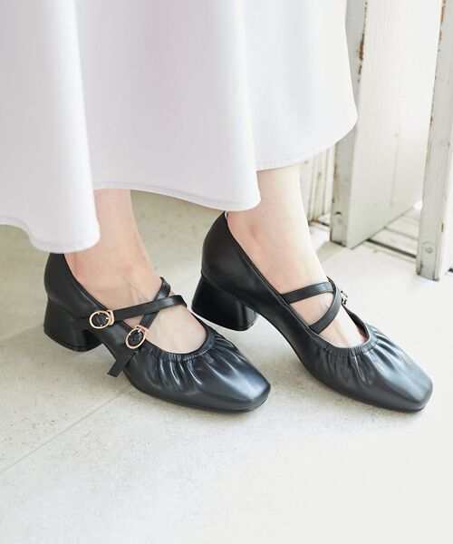 パンプス レディギャザーストラップパンプスの画像