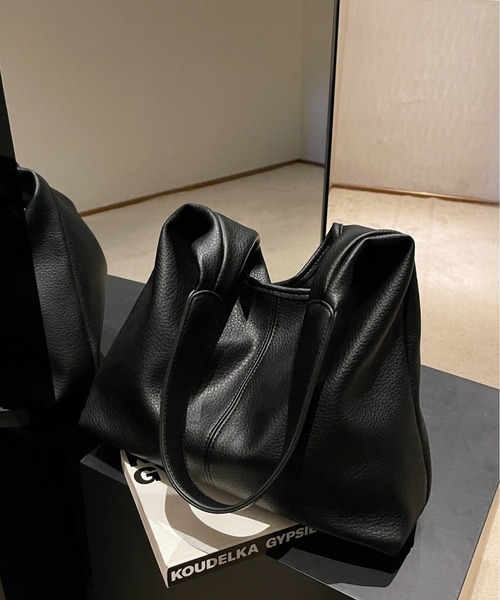 LA VORAGINE（ラ ヴォラジネ） ショルダーバッグ バッグ 大容量