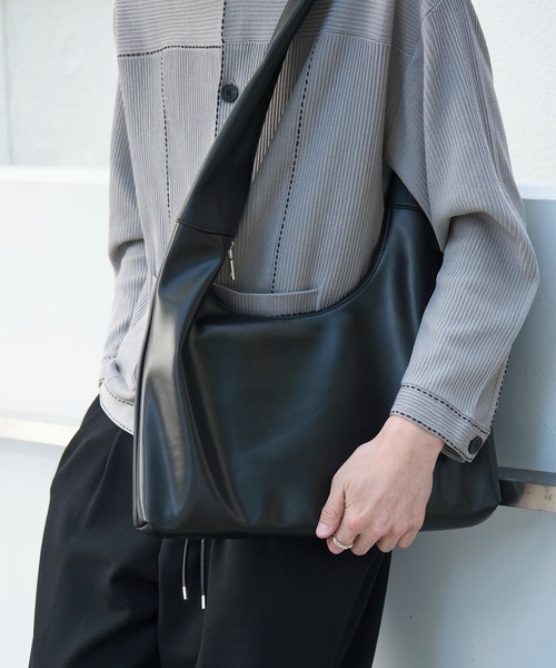 STUDIOUS ブラック　レザー バッグ　ショルダーバッグ STUDIOUS ショルダーバッグ Oversize leather shoulder bag