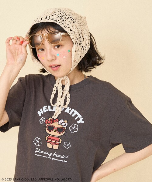 「FREAK'S STORE」 半袖Tシャツ「HELLO KITTYコラボ」 フリ- チャコール レディースの画像4