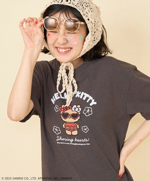「FREAK'S STORE」 半袖Tシャツ「HELLO KITTYコラボ」 フリ- チャコール レディースの画像5