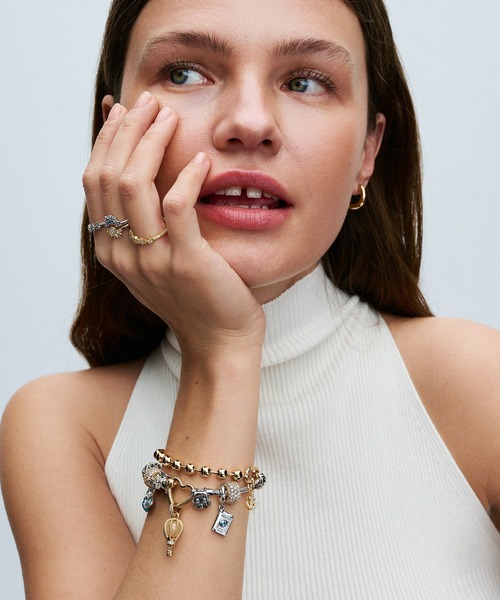 お値下げ中！パンドラ スパークリングフェザーダングルチャーム お値下げ中！パンドラ スパークリングフェザーダングルチャーム - メルカリ