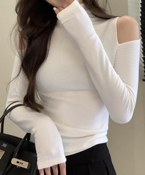 deux amour カットアウトショルダータートルネックプルオーバー