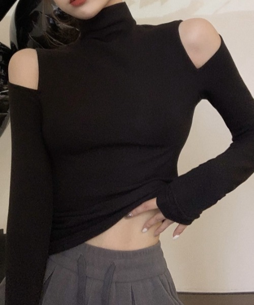 deux amour カットアウトショルダータートルネックプルオーバー