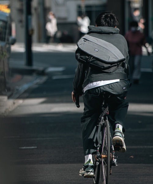 「KiU」 メッセンジャーバッグ FREE シルバー メンズ_画像2