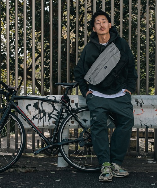 「KiU」 メッセンジャーバッグ FREE シルバー メンズ_画像3