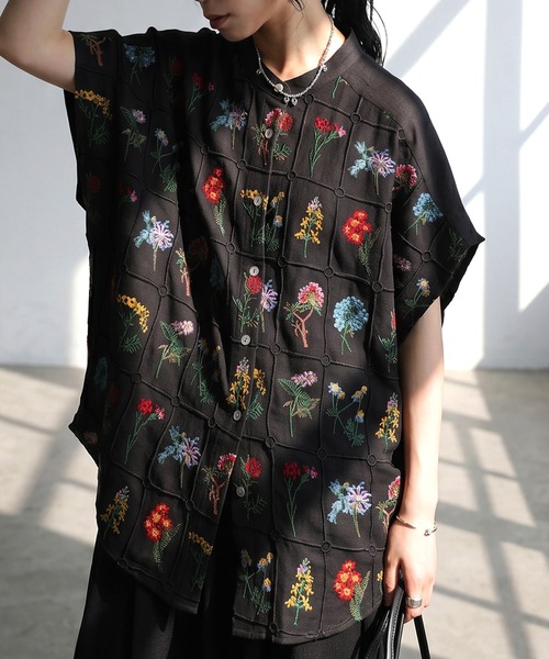 antiqua 花柄刺繍 半袖シャツ ブラウス antiqua（アンティカ） ブラウス シャツ 半袖 バンドカラー 花柄 刺繍