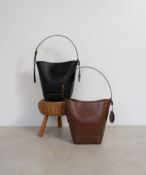 CHARLES & KEITH◆Enola エノラ イロンゲイティッドバケツバッグ CHARLES & KEITH｜Enola エノラ キャンバスイロンゲイティッド
