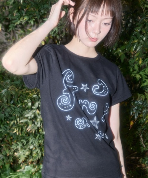 tシャツ A'GEM/9 × .kom 「FANCY CLUB/ファンシークラブ」 Gliter Mazy Logo Tee/グリッター Mazy ロ