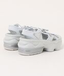 「NIKE」 フラットサンダル 24 プラチナ...の詳細画像1
