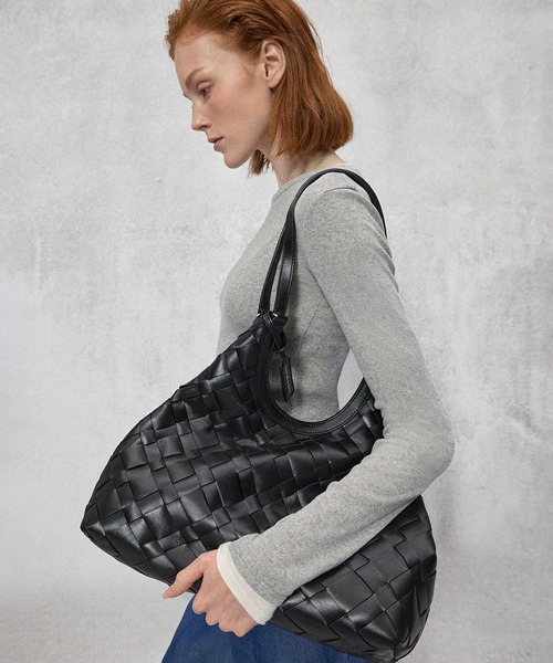 CHARLES & KEITH◆Ivette イベットトートバッグ◆送料込 CHARLES ＆ KEITH トートバッグ Ivette イヴェット ウーブン