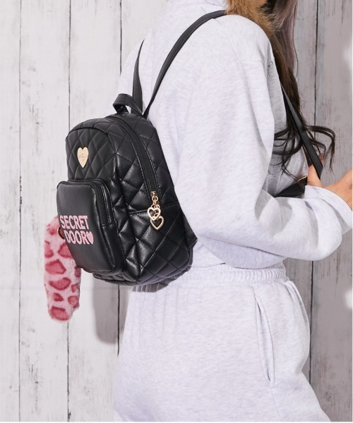 美品❗️　MOSCHINO　ヴィンテージ　キルティングレザー　リュック　ハート デイバック リュック 「ハートモチーフ×レオパードチャーム