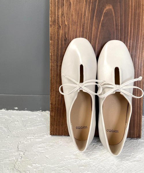 ベージュ リボン付きフラットシューズ SOROTTO（ソロット） パンプス ふかふかインソール/リボン付きスリット