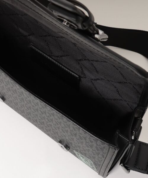 希少デザイン✨　MICHEAL KORS メンズ ボディバック　ワッペン　黒 MICHAELKORS マイケルコースメンズバッグ｜ブランド通販 GINZALoveLove