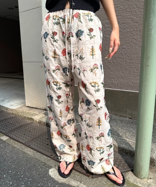 AIC. ワイドパンツ パンツ フラワーエンブロイダリーイージーパンツ