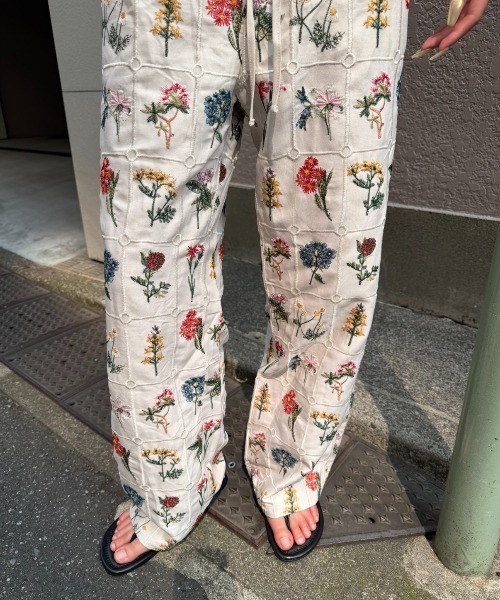 AIC. ワイドパンツ パンツ フラワーエンブロイダリーイージーパンツ