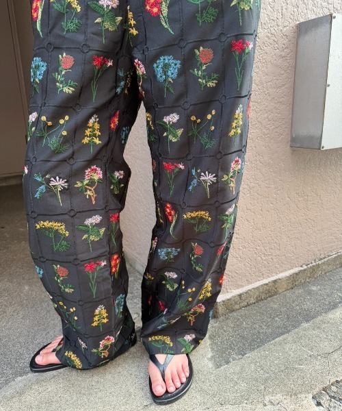 AIC. ワイドパンツ パンツ フラワーエンブロイダリーイージーパンツ