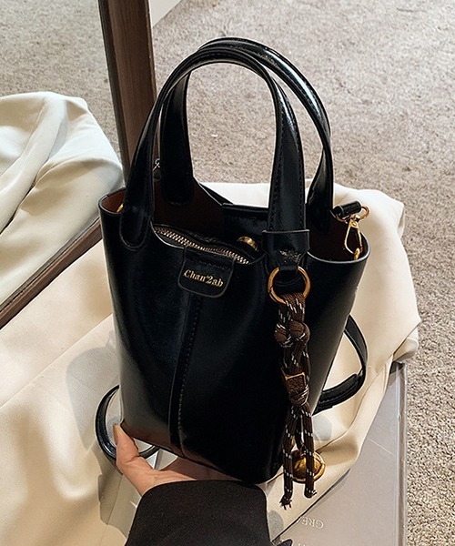 c.u.l ハンドバッグ 2WAY バケツ型 チャーム付き フェイクレザー