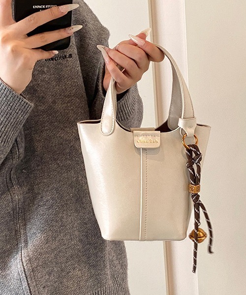 c.u.l ハンドバッグ 2WAY バケツ型 チャーム付き フェイクレザー