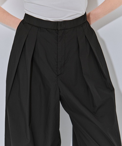 パンツ 「ATON/エイトン」NATURAL DYED COTTON LAWN TWO TUCKED PANTS/ナチュラルコットンツータックパンツの画像