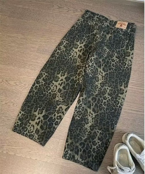 COMON＋（コモンプラス） ジーンズ ワイドシルエットヒョウ柄コットン