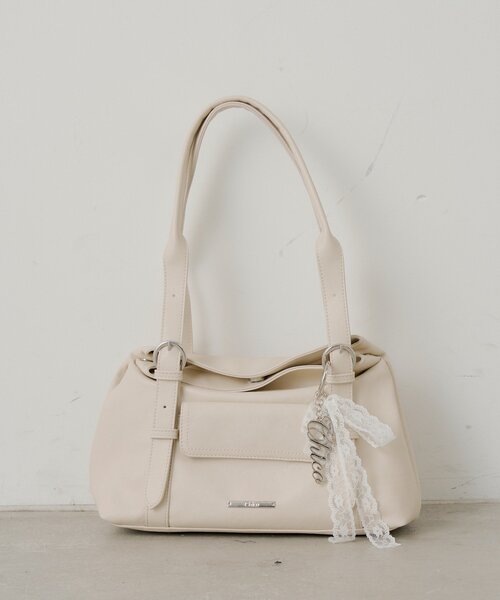 Chico（チコ） ボストンバッグ チャーム付き横長ベルトハンドルバッグ