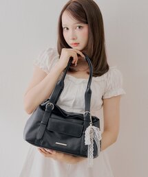 Chico（チコ） ボストンバッグ チャーム付き横長ベルトハンドルバッグ 【新品未使用】chico ベルトデザイン横長ボストンバッグ