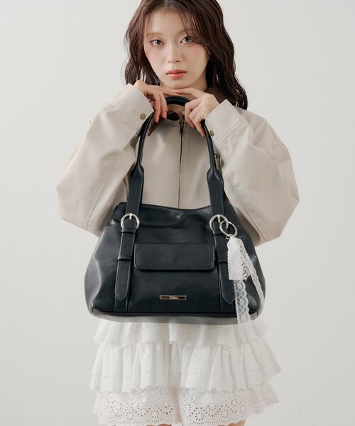 Chico（チコ） ボストンバッグ チャーム付き横長ベルトハンドルバッグ