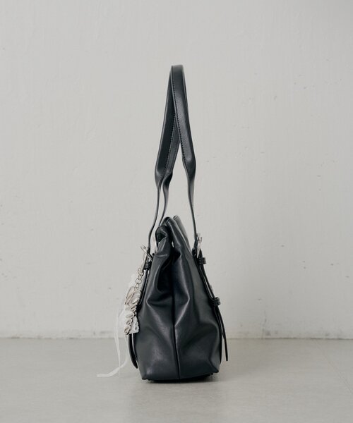 Chico（チコ） ボストンバッグ チャーム付き横長ベルトハンドルバッグ