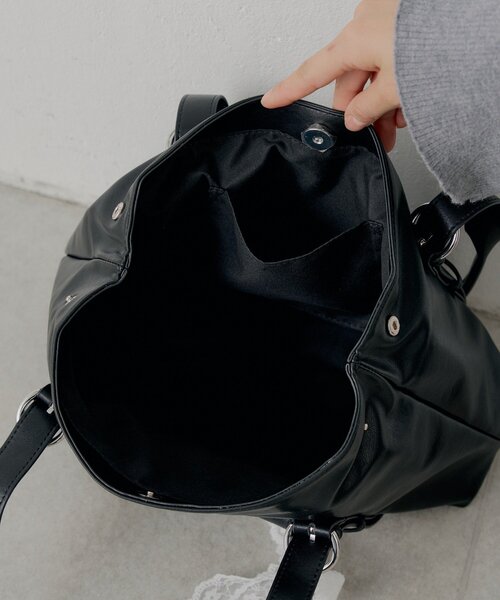 Chico（チコ） ボストンバッグ チャーム付き横長ベルトハンドルバッグ