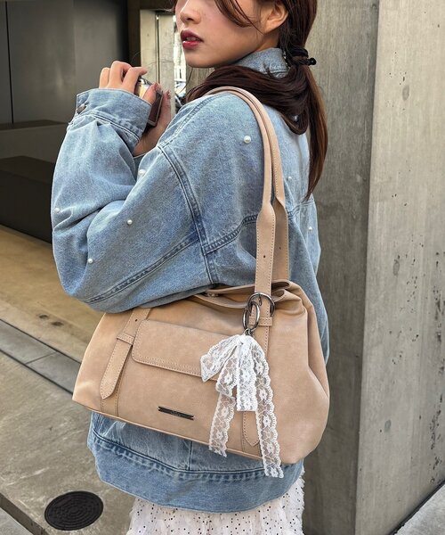 Chico（チコ） ボストンバッグ チャーム付き横長ベルトハンドルバッグ