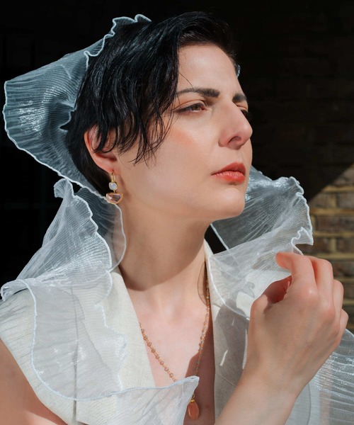 AZUNI（アズニ） ピアス ATHENA 'Charis'ダブルストーンハーフムーン