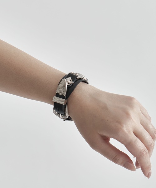 バングル 「TOGA TOO/トーガトゥー」Double buckle concho bangle/ダブルバックルコンチョバングル レディースの画像