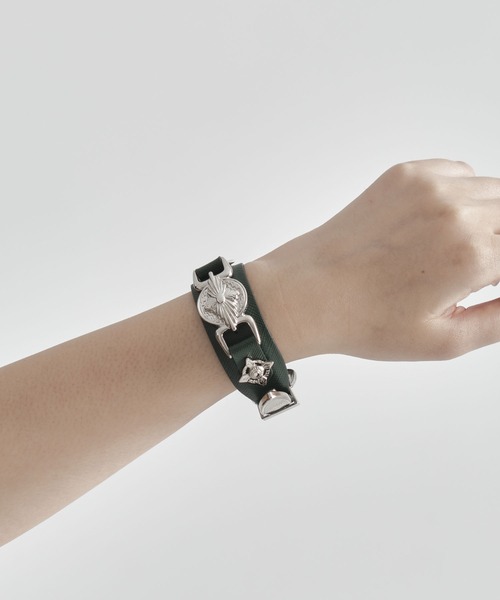 バングル 「TOGA TOO/トーガトゥー」Double buckle concho bangle/ダブルバックルコンチョバングル レディースの画像