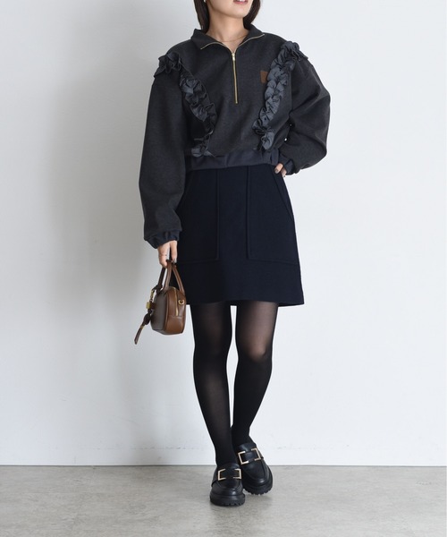 Eimee Law　刺繍ロゴフリルPO　ブラック Eimee Law（エイミーロウ） ギャザーフリルハーフZIPトップス