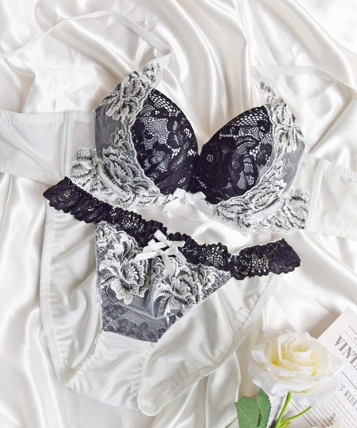 Sanei ブラジャー ショーツセット 「美谷間＆丸胸を叶える！ナチュ盛り