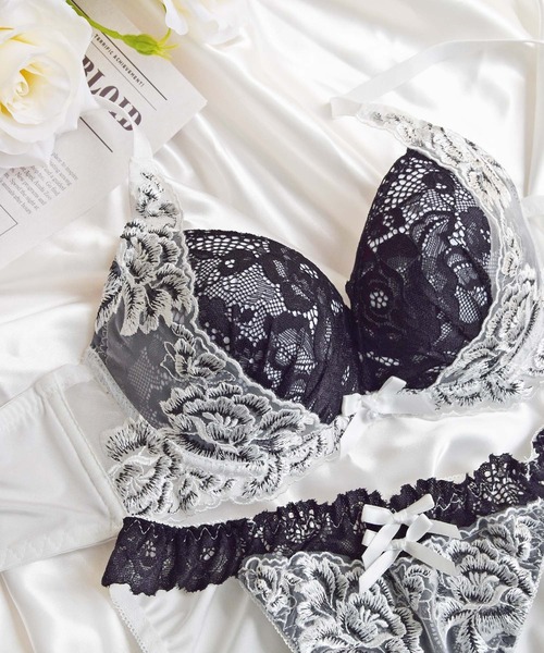 Sanei ブラジャー ショーツセット 「美谷間＆丸胸を叶える！ナチュ盛り