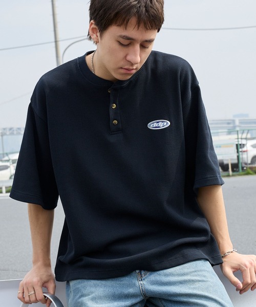 ddp（ディーディーピー） ヘンリーネック tシャツ 別注 ロゴ刺繍