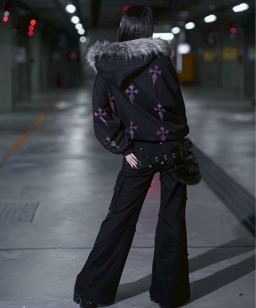 REFLEM レフレム クロス総柄ラインストーンZIPパーカー 黒×ピンク REFLEM（レフレム）の「『REFLEM/レフレム』クロス総柄ラインストーン