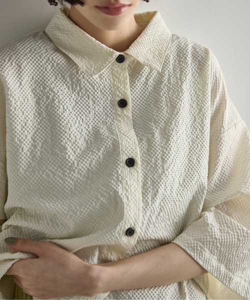 THE Yon ブラウス シャツ タックハーフスリーブシアサッカークロップド